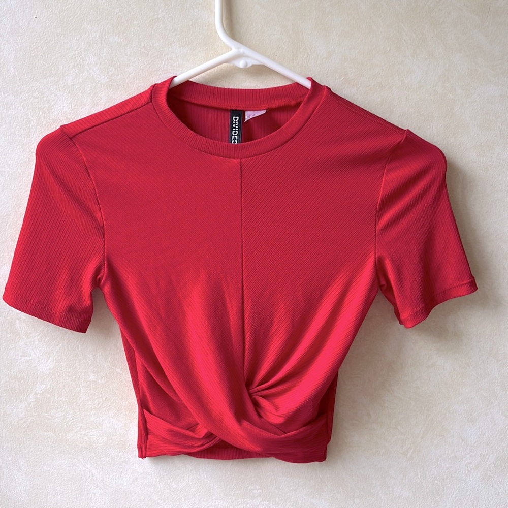 Divided Ribbed Crop Top with Twisted Hem